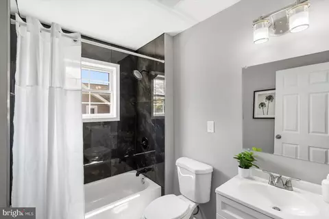 Bath - 5406 Hamlet Ave, Baltimore, MD 21214 photo 2 of 5
