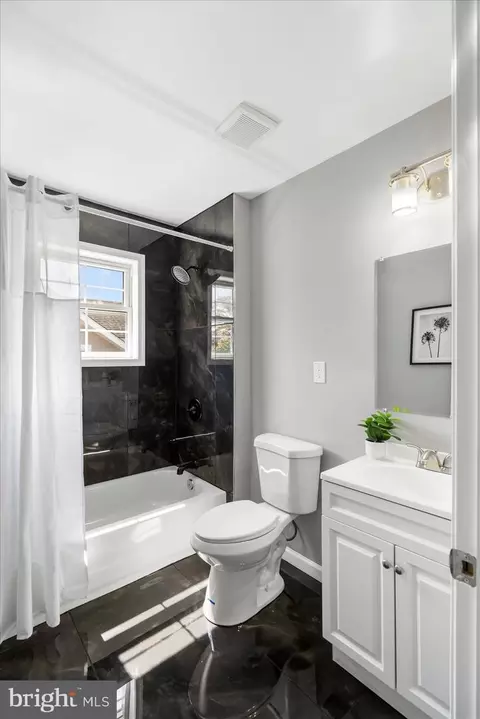 Bath - 5406 Hamlet Ave, Baltimore, MD 21214 photo 3 of 5
