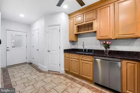 Entry Way - 710 S Glover St, Baltimore, MD 21224 photo 4 of 6