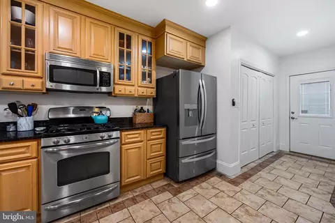 Entry Way - 710 S Glover St, Baltimore, MD 21224 photo 3 of 6