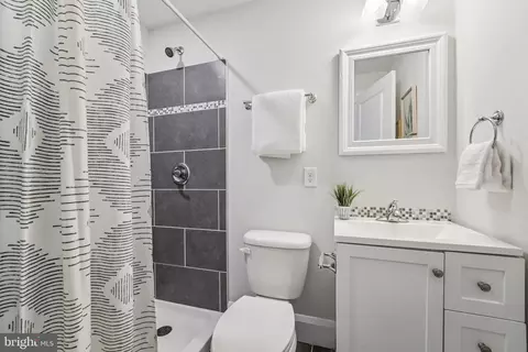 Bath - 614 S Curley St, Baltimore, MD 21224 photo 1 of 3