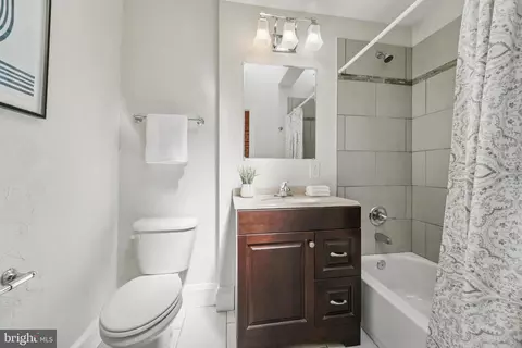 Bath - 614 S Curley St, Baltimore, MD 21224 photo 2 of 3