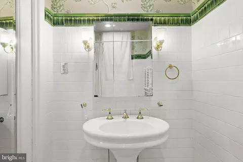 Bath - 700 Washington Pl #2D, Baltimore, MD 21201 photo 2 of 4
