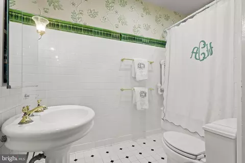 Bath - 700 Washington Pl #2D, Baltimore, MD 21201 photo 1 of 4