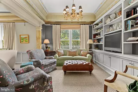 Living - 700 Washington Pl #2D, Baltimore, MD 21201 photo 5 of 5