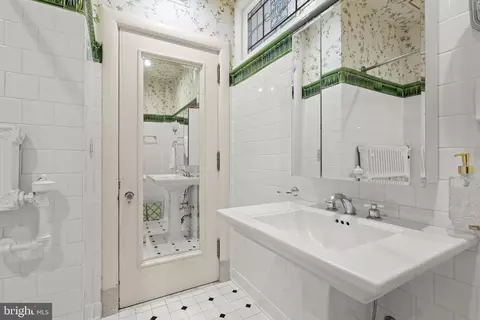 Bath - 700 Washington Pl #2D, Baltimore, MD 21201 photo 3 of 4