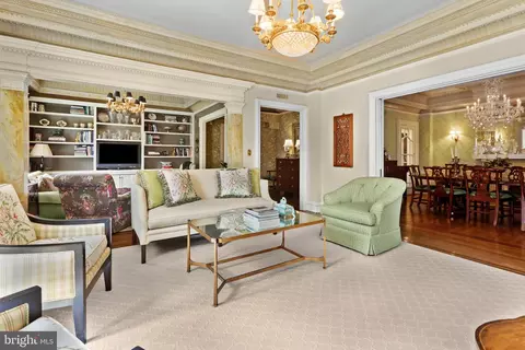Living - 700 Washington Pl #2D, Baltimore, MD 21201 photo 3 of 5