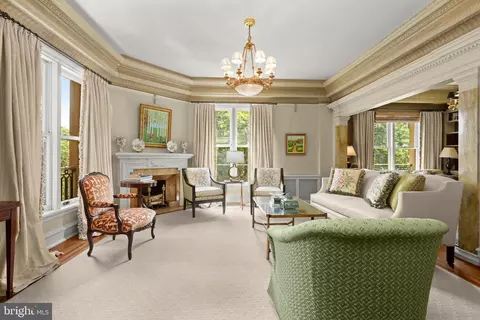 Living - 700 Washington Pl #2D, Baltimore, MD 21201 photo 2 of 5