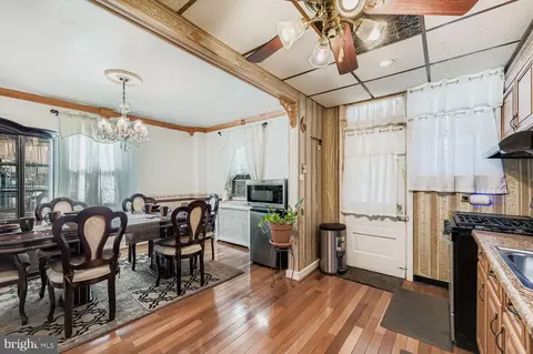 Entry Way - 4701 Dunkirk Ave, Baltimore, MD 21229 photo 3 of 4