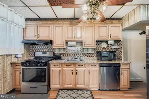 Kitchen - 4701 Dunkirk Ave, Baltimore, MD 21229 photo 2 of 2
