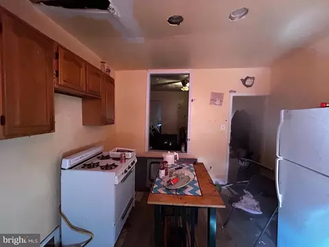 Entry Way - 1721 N Regester St, Baltimore, MD 21213 photo 6 of 9