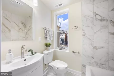 Bath - 1004 Bennett Pl, Baltimore, MD 21223 photo 1 of 5