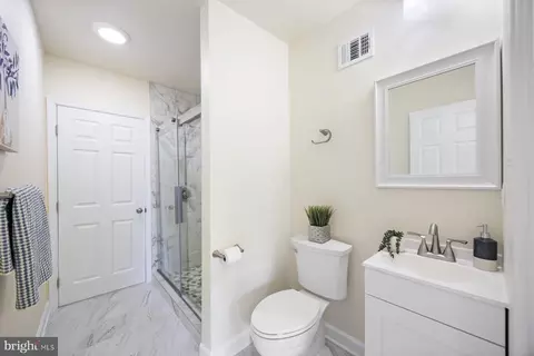 Bath - 1004 Bennett Pl, Baltimore, MD 21223 photo 3 of 5