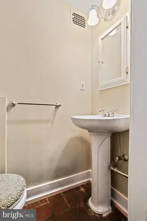 Bath - 302 Tunbridge Rd, Baltimore, MD 21212 photo 5 of 5