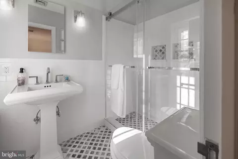Bath - 302 Tunbridge Rd, Baltimore, MD 21212 photo 2 of 5