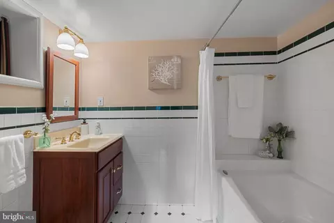 Bath - 302 Tunbridge Rd, Baltimore, MD 21212 photo 1 of 5