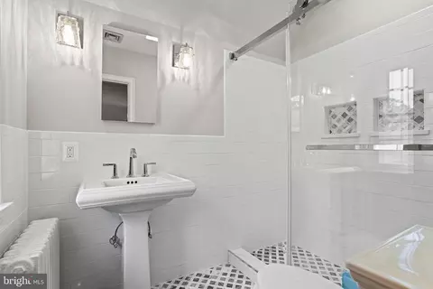 Bath - 302 Tunbridge Rd, Baltimore, MD 21212 photo 3 of 5