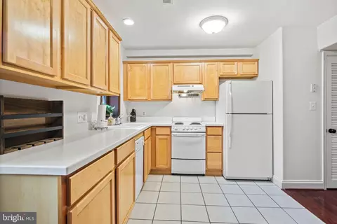 Kitchen - 413 Griffin Ct, Baltimore, MD 21231 photo 2 of 2
