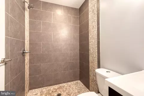 Bath - 1514 Covington St, Baltimore, MD 21230 photo 3 of 8