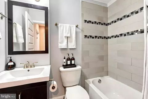Bath - 1514 Covington St, Baltimore, MD 21230 photo 4 of 8