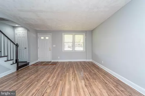 Living - 919 Kevin Rd, Baltimore, MD 21229 photo 3 of 4