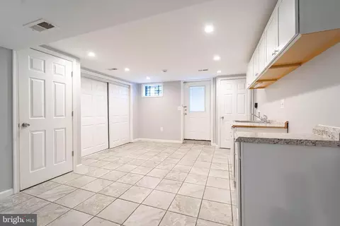 Entry Way - 919 Kevin Rd, Baltimore, MD 21229 photo 7 of 12