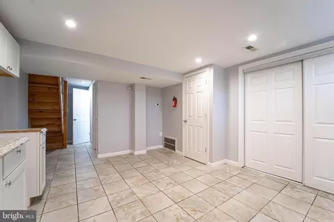 Entry Way - 919 Kevin Rd, Baltimore, MD 21229 photo 8 of 12