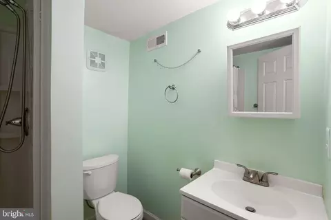 Bath - 1108 Weldon Ave, Baltimore, MD 21211 photo 2 of 3