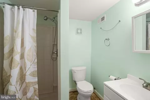 Bath - 1108 Weldon Ave, Baltimore, MD 21211 photo 3 of 3