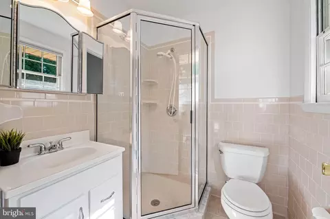 Bath - 5902 Meadowood Rd, Baltimore, MD 21212 photo 1 of 4