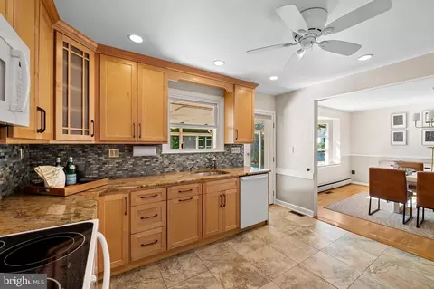 Entry Way - 5902 Meadowood Rd, Baltimore, MD 21212 photo 3 of 9