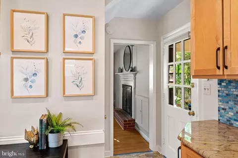 Entry Way - 5902 Meadowood Rd, Baltimore, MD 21212 photo 5 of 9