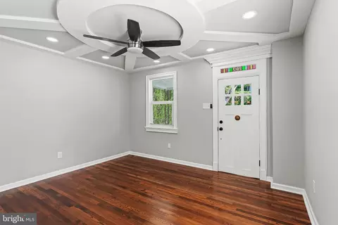 Entry Way - 2817 Hamilton Ave, Baltimore, MD 21214 photo 3 of 8