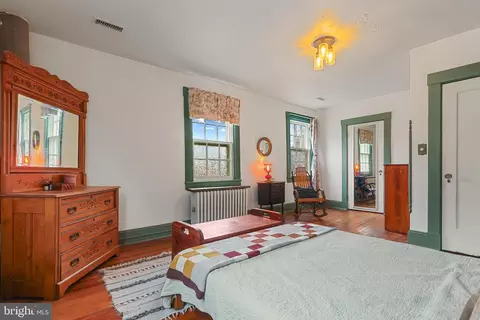 Bedroom - 425 E Lake Ave, Baltimore, MD 21212 photo 1 of 4