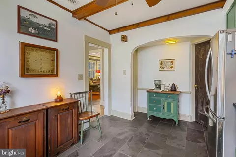 Entry Way - 425 E Lake Ave, Baltimore, MD 21212 photo 3 of 6
