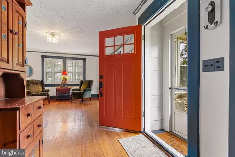 Entry Way - 425 E Lake Ave, Baltimore, MD 21212 photo 1 of 6