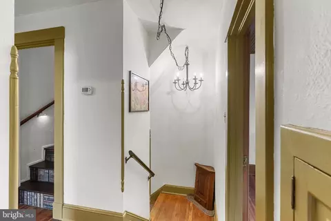 Entry Way - 425 E Lake Ave, Baltimore, MD 21212 photo 5 of 6
