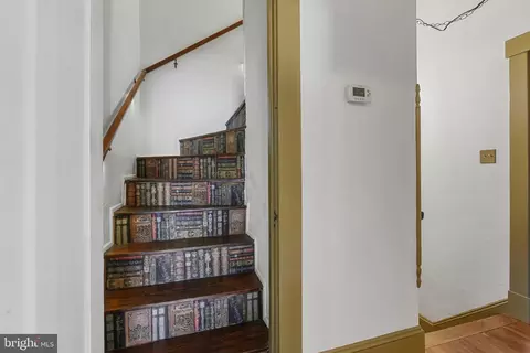 Entry Way - 425 E Lake Ave, Baltimore, MD 21212 photo 4 of 6