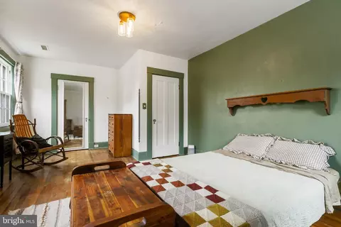 Bedroom - 425 E Lake Ave, Baltimore, MD 21212 photo 2 of 4