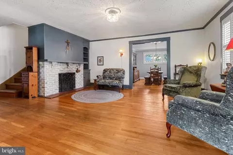 Living - 425 E Lake Ave, Baltimore, MD 21212 photo 1 of 2
