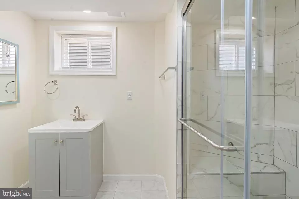 Bath - 4211 Raspe Ave, Baltimore, MD 21206 photo 1 of 2