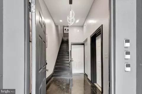 Entry Way - 2511 Madison Ave, Baltimore, MD 21217 photo 2 of 5