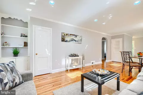 Living - 3202 Cedarhurst Rd, Baltimore, MD 21214 photo 2 of 4