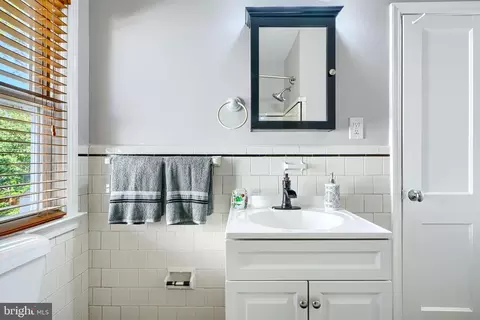 Bath - 3202 Cedarhurst Rd, Baltimore, MD 21214 photo 2 of 4
