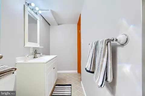 Bath - 3202 Cedarhurst Rd, Baltimore, MD 21214 photo 4 of 4