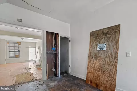 Entry Way - 507 N Glover St, Baltimore, MD 21205 photo 4 of 5