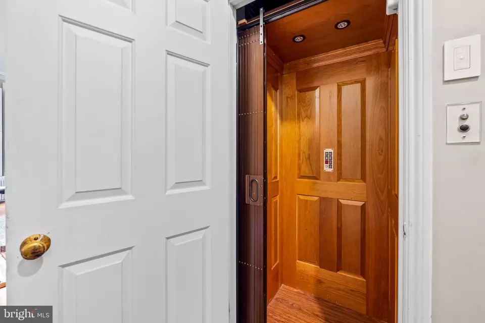 Entry Way - 1310 Bolton St, Baltimore, MD 21217 photo 8 of 12