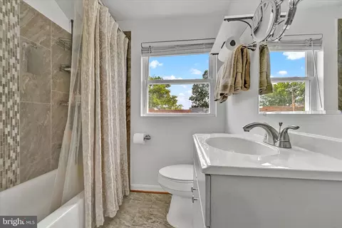 Bath - 580 S Beechfield Ave, Baltimore, MD 21229 photo 1 of 2