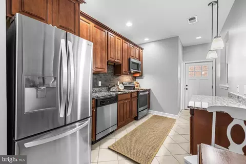 Entry Way - 3221 Elliott St, Baltimore, MD 21224 photo 6 of 8