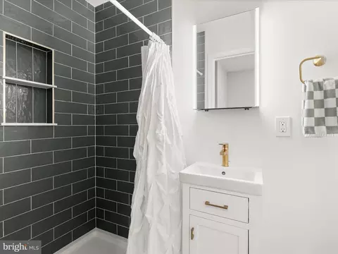 Bath - 815 S Clinton St, Baltimore, MD 21224 photo 5 of 6